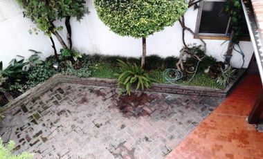 CASA DE 4 AMBIENTES CON PATIO Y COCHERA EN EXCELENTE ESTADO