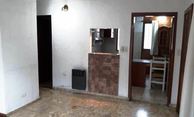CASA DE 4 AMBIENTES CON PATIO Y COCHERA EN EXCELENTE ESTADO
