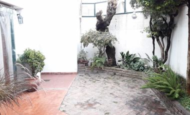 CASA DE 4 AMBIENTES CON PATIO Y COCHERA EN EXCELENTE ESTADO
