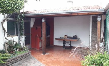 CASA DE 4 AMBIENTES CON PATIO Y COCHERA EN EXCELENTE ESTADO