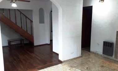 CASA DE 4 AMBIENTES CON PATIO Y COCHERA EN EXCELENTE ESTADO