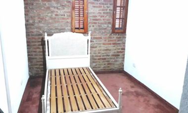 CASA DE 4 AMBIENTES CON PATIO Y COCHERA EN EXCELENTE ESTADO
