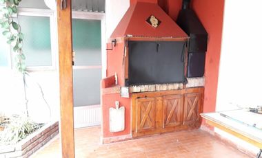 CASA DE 4 AMBIENTES CON PATIO Y COCHERA EN EXCELENTE ESTADO