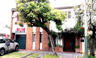 CASA DE 4 AMBIENTES CON PATIO Y COCHERA EN EXCELENTE ESTADO