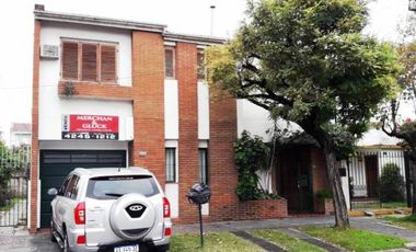 CASA DE 4 AMBIENTES CON PATIO Y COCHERA EN EXCELENTE ESTADO