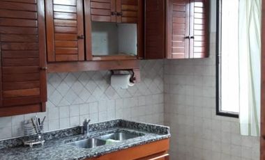 CASA DE 4 AMBIENTES CON PATIO Y COCHERA EN EXCELENTE ESTADO