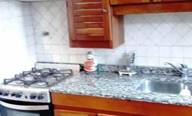 CASA DE 4 AMBIENTES CON PATIO Y COCHERA EN EXCELENTE ESTADO