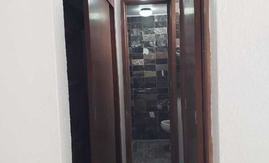 CASA A PIE CALLE DE UN PISO PARA OFICINAS  COL. GABRIEL PASTOR RENTA $10,000.00