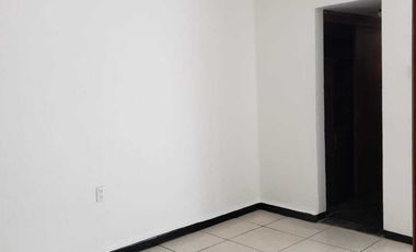 CASA A PIE CALLE DE UN PISO PARA OFICINAS  COL. GABRIEL PASTOR RENTA $10,000.00