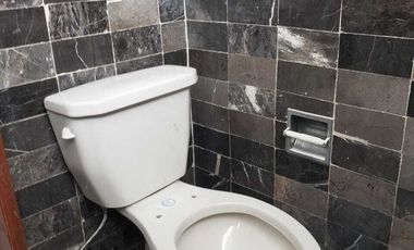 CASA A PIE CALLE DE UN PISO PARA OFICINAS  COL. GABRIEL PASTOR RENTA $10,000.00