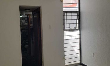 CASA A PIE CALLE DE UN PISO PARA OFICINAS  COL. GABRIEL PASTOR RENTA $10,000.00