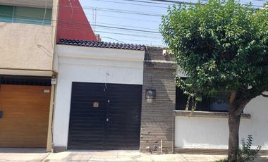 CASA A PIE CALLE DE UN PISO PARA OFICINAS  COL. GABRIEL PASTOR RENTA $10,000.00