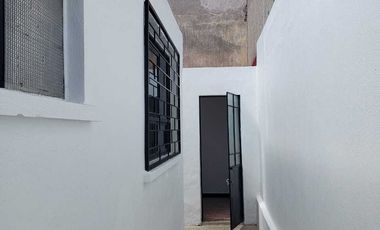 CASA A PIE CALLE DE UN PISO PARA OFICINAS  COL. GABRIEL PASTOR RENTA $10,000.00