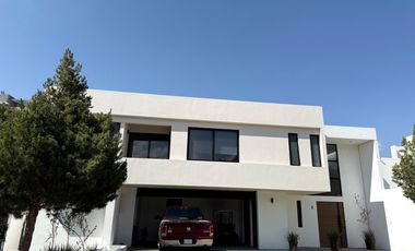 CASA CON ALBERCA AMUEBLADA O SIN AMUEBLAR EN CLUB DE GOLF SLP