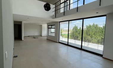 CASA CON ALBERCA AMUEBLADA O SIN AMUEBLAR EN CLUB DE GOLF SLP