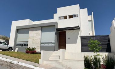 Preciosa Residencia en VISTA REAL, 3 Habitaciones, 3.5 Baños, GRAN JARDÍN, Lujo.