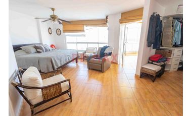 Casa De 4 Niveles, Con Piscina Y Bar Lounge