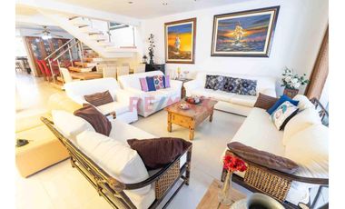 Casa De 4 Niveles, Con Piscina Y Bar Lounge