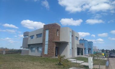 Venta de Casa 4 ambientes Lagos de Canning 1