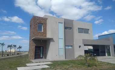 Venta de Casa 4 ambientes Lagos de Canning 1