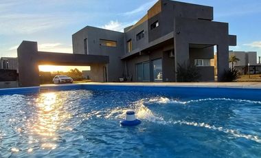 Venta de Casa 4 ambientes Lagos de Canning 1