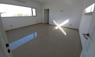 Venta de Casa 4 ambientes Lagos de Canning 1