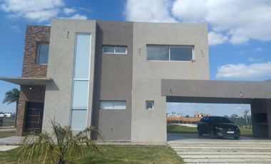 Venta de Casa 4 ambientes Lagos de Canning 1