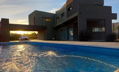 Venta de Casa 4 ambientes Lagos de Canning 1