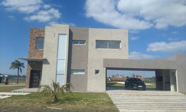 Venta de Casa 4 ambientes Lagos de Canning 1