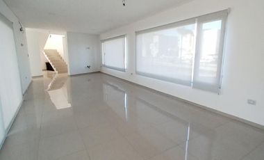 Venta de Casa 4 ambientes Lagos de Canning 1