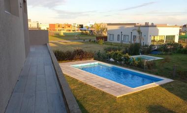 Venta de Casa 4 ambientes Lagos de Canning 1