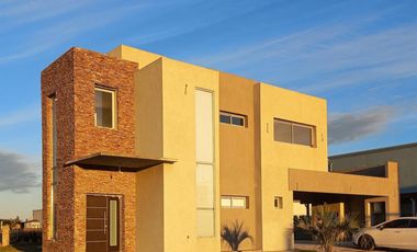 Venta de Casa 4 ambientes Lagos de Canning 1