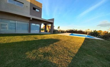Venta de Casa 4 ambientes Lagos de Canning 1
