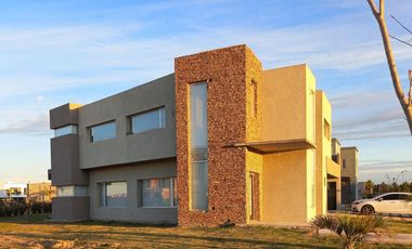Venta de Casa 4 ambientes Lagos de Canning 1