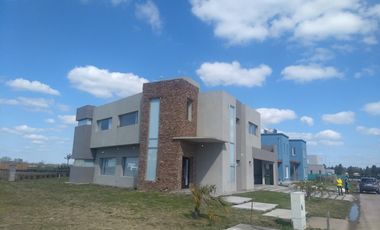 Venta de Casa 4 ambientes Lagos de Canning 1