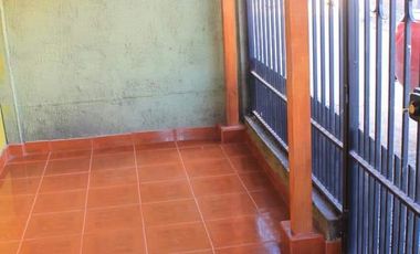 SE VENDE CASA CON EXCELENTE UBICACIÓN EN LA CIUDAD DE LONGAVÍ.