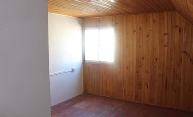 SE VENDE CASA CON EXCELENTE UBICACIÓN EN LA CIUDAD DE LONGAVÍ.