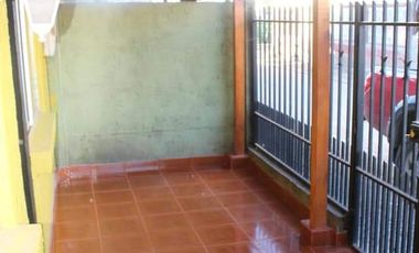 SE VENDE CASA CON EXCELENTE UBICACIÓN EN LA CIUDAD DE LONGAVÍ.