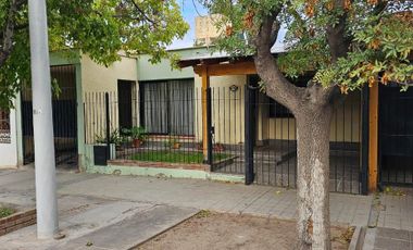 Casa en venta - 3 Dormitorios 2 Baños - Cocheras - 300Mts2 - San Rafael, Mendoza