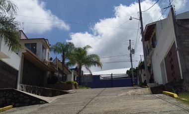 Terreno Urbano en Lomas de Zompantle Cuernavaca - ROQ-895-Tu