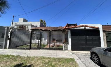 Casa en venta - 3 Dormitorios 3 Baños - 322Mts2 - Wilde, Avellaneda