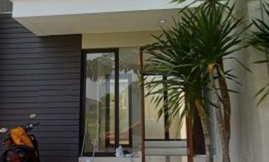 Rumah disewakan Northwest Lake Surabaya