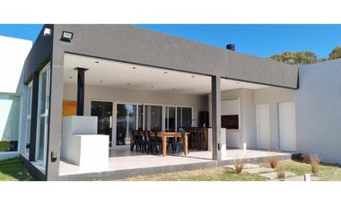 CASA EN VENTA EN COSTA ESMERALDA - ECUESTRE 275