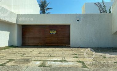 Casa en Venta en Av. Lázaro Cárdenas, Col. Centro, Coatzacoalcos, Ver.