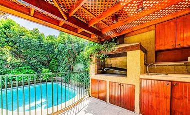 Casa De Tres Pisos Familiar En Condominio