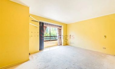 Casa De Tres Pisos Familiar En Condominio