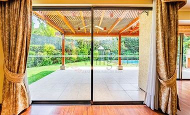 Casa De Tres Pisos Familiar En Condominio