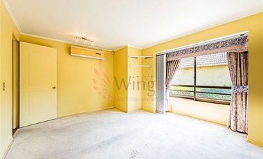 Casa De Tres Pisos Familiar En Condominio