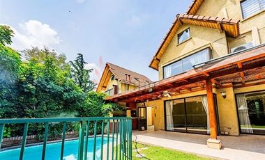 Casa De Tres Pisos Familiar En Condominio