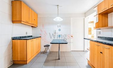 Casa De Tres Pisos Familiar En Condominio